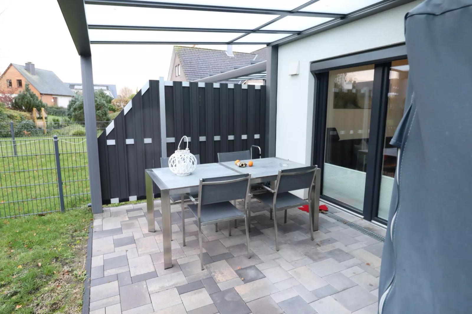 Terrasse einer Ferienwohnung mit Blick ins Grüne